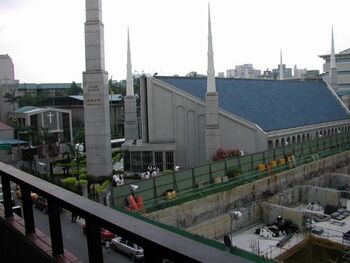 Another one with the temple in view.
Joshua James Lee 李強華
12 Sep 2003