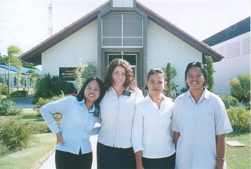 Sister Aem-on,Sister Knapp, Orn and Kik. The pic was taken at the church of Ubon.
Kik Kik
06 Nov 2002