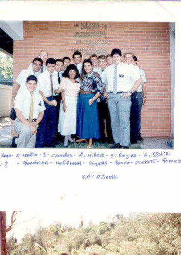 En esta fotografia se pueden apreciar algunos Elderes y hermanas posando frente a la capilla de Ciudad Ojeda, despues de la Reunion de Zona.
Jose Concepcion Raga Zambrano
17 Dec 2002