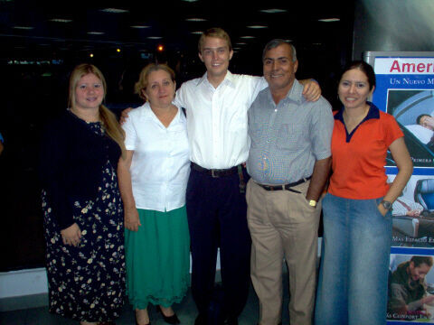 Nosotros y Elder Jayson Kelly, en su partida del pais hacia su nueva Mision.
Familia Padilla
26 Oct 2005