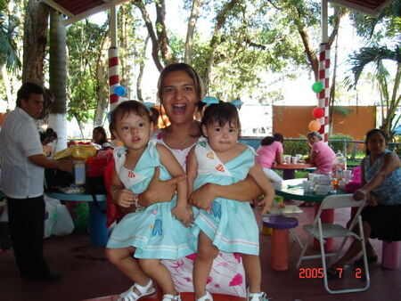 Su celebracion de Cumpleaños, a la izq. Camila y derecha Ivanna la menor
Alondra López Huguett
28 Oct 2005