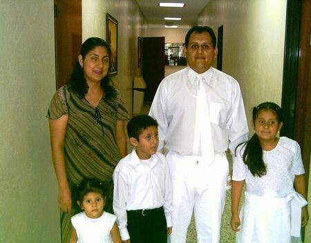 Esta es la foto de mi familia, cuando bautize a mi hija mayor. sept. 2004
Jose Alberto Gonzalez Silva
29 Dec 2005