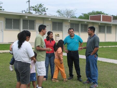 Estamos platicando durante la ultima reunion en marzo 2005. Los Cruz, Gonzalez Y Guzman
Jose Alberto Gonzalez Silva
29 Dec 2005