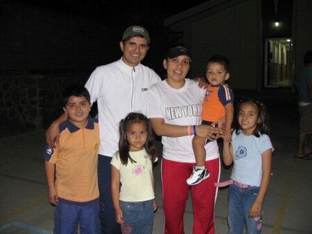 Elder Tellez con su familia, venian desde Monterrey. N.L
Jose Alberto Gonzalez Silva
01 Jun 2006