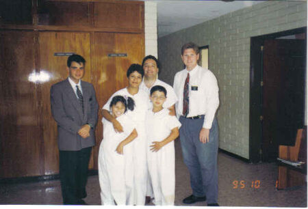 Elder Murillo, La familia Adrian y el Elder Cook
John L Cook II
19 Jul 2006