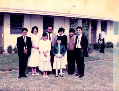 Elder Escobar, Familia Arias y Elder Zamora.
Capilla de Morelia. 1987
Jorge Salvador Zamora Lopez
29 Dec 2008